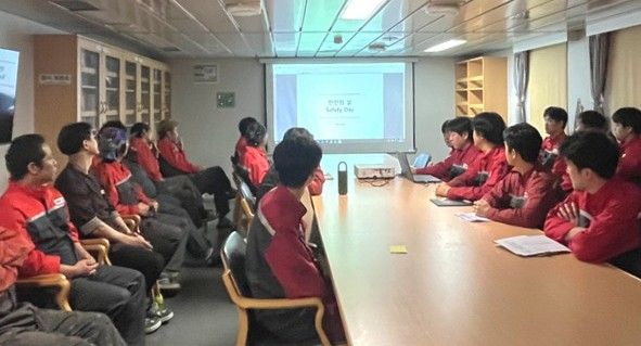 대한해운 전용 벌크선 K.MUGUNGHWA(케이 무궁화)호의 승조원들이 지난 27일 선내 회의실에서 진행된 '안전의 날' 프로그램에 참여해 한랭기온 작업 안전을 주제로 한 교육을 받고 있다. [사진=SM그룹]
