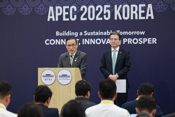 위성락&nbsp;국가안보실장과 김용범 정책실장이 29일 경북 경주 APEC 미디어센터에서 한미 정상회담 관련 브리핑을 하고 있다. [사진=연합뉴스]