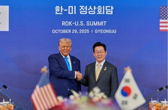 이재명 대통령이 29일 경북 경주국립박물관에서 열린 한미 정상회담 확대오찬회담에 도널드 트럼프 미국 대통령과 악수를 하고 있다. [사진=대통령실 제공]