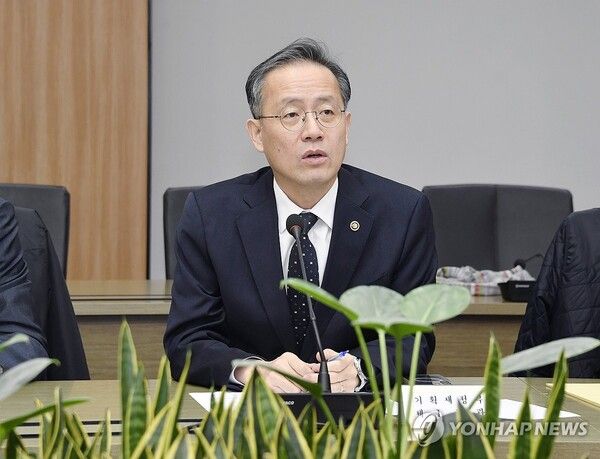 [사진=이형일&nbsp;기획재정부 차관이 30일 서울 영등포구 한국수출입은행에서 열린 거시경제금융회의를 주재하고 있다. (연합뉴스 제공)]