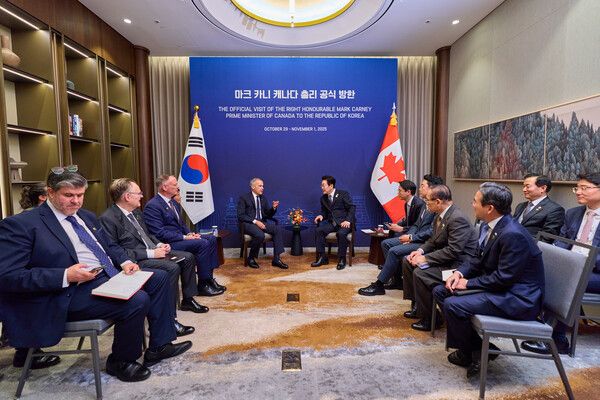 &nbsp;이재명&nbsp;대통령과 마크 카니&nbsp;캐나다&nbsp;총리가 30일 경북 경주의 한 호텔에서 정상회담을 하고 있다. [사진=대통령실 제공. 재판매 및 DB 금지]