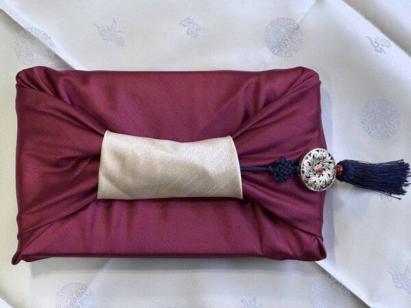 이재명 대통령이 30일 시진핑 중국 국가주석에게 한식 보자기에 포장한 황남빵을 선물했다. [사진=대통령실 제공]