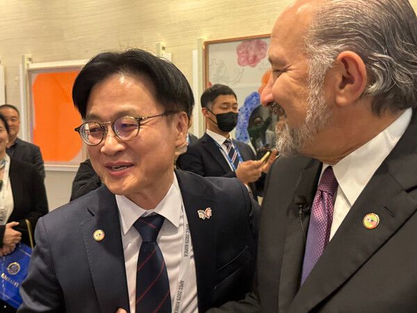 하워드 러트닉 미국 상무부 장관과&nbsp;김정관&nbsp;산업통상부 장관이 29일 오후 경북 경주 예술의전당에서 열린 한미 비즈니스 라운드 테이블에 참석 직전 포옹하고 있다. [사진=연합뉴스]