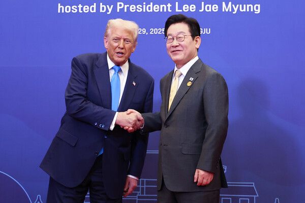 김도훈 기자 =&nbsp;이재명&nbsp;대통령이 29일 경북 경주 힐튼호텔 그랜드볼룸에서 열린 대통령 주최 정상 특별만찬에 앞서 도널드&nbsp;트럼프&nbsp;미국 대통령을 영접하고 있다. [사진=연합뉴스]