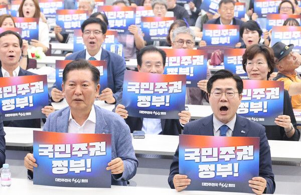 &nbsp;더불어민주당 최대 원외 조직이자 친명계 조직으로 꼽히는&nbsp;더민주전국혁신회의가 지난 6월 29일 오후 청주 오스코에서 전국대회를 개최한 가운데 당시 더불어민주당 당 대표 후보로 출마한 정청래 의원과 박찬대 의원이 행사에 참석하고 있다. [사진=연합뉴스]