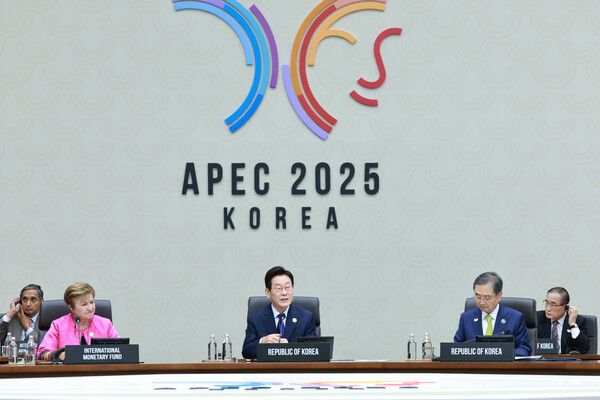 이재명&nbsp;대통령이 31일 경주화백컨벤션센터(HICO)에서 열린 2025 아시아태평양경제협력체(APEC) 정상회의 제1세션에서 발언하고 있다. [사진=연합뉴스]