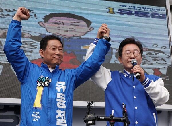 지난해 4월 당시 더불어민주당&nbsp;이재명&nbsp;대표가 부산 수영구를 찾아&nbsp;유동철&nbsp;후보 지지 유세를 하고 있다. [사진=연합뉴스]