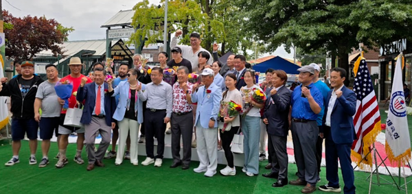 뉴욕대한체육회가 마련한 '뉴욕대한체육회 이사장배 민속씨름대회' 참석차 한국에서 온 대한씨름협회 임원진들과 뉴욕대한체육회 관계자들이 성황리에 대회를 마친 후 수상자들과 함께 기념 촬영했다.[사진 제공 = 뉴욕일보]