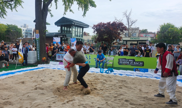 태현 천하장사와 존리우 뉴욕주상원의원과의 시범경기에서 존리우 의원이 이태현 천하장사를 이기는 이벤트를 연출해내며 씨름의 참 묘미를 보여줬다. 사진 왼쪽 이태현 천하장사, 오른쪽 존리우 상원의원 [사진 제공 = 뉴욕일보]