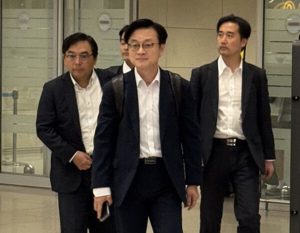 김정관 산업통상부 장관이 6일 오전 인천공항 제2터미널 입국장을 통해 귀국하고 있다. 김 장관은 지난 4일(현지시간) 미국 뉴욕을 방문해 하워드 러트닉 미 상무부 장관과 한미 관세 협상 관련 후속 협의를 이어갔다. [사진=연합뉴스]