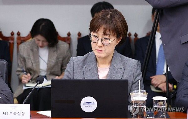 김현지 대통령실 제1부속실장이 2일 용산 대통령실에서 열린 수석보좌관회의에 참석해 있다 [사진=연합뉴스]