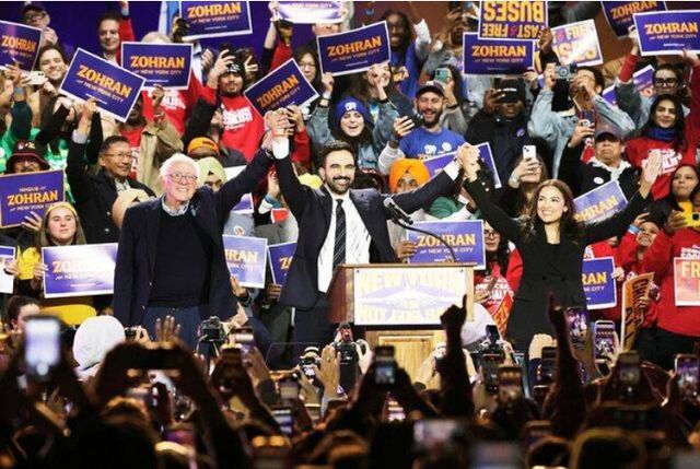 11월4일 치러지는 미국 뉴욕시장 선거에 출마한 '조란 맘다니'(가운데) 돌풍이 불고 있다. 만나디 민주당 후보가 26일(현지시간) 뉴욕 퀸즈 포레스트힐스스타디움에서 버니 샌더스(왼쪽) 상원의원, 알렉산드리아 오카시오-코르테스 하원의원과 손을 맞잡고 지지자들을 향해 인사하고 있다. [사진=AP=연합뉴스]