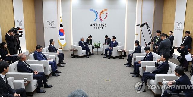 이재명 대통령이 31일 APEC 정상회의장인 경주화백컨벤션센터에서 젠슨 황 엔비디아 최고경영자와&nbsp;이재용 삼성전자 회장, 최태원 SK그룹 회장, 정의선 현대차그룹 회장, 이해진 네이버 이사회 의장. (왼쪽부터)을 접견하고 있다. [사진=연합뉴스]
