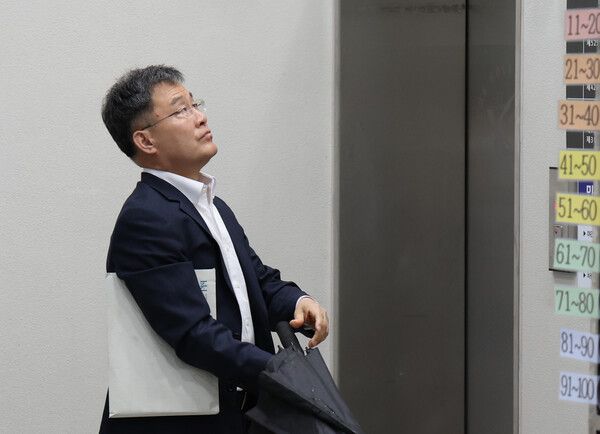 대장동 개발 수익을 은닉한 혐의를 받는 화천대유자산관리 대주주&nbsp;김만배&nbsp;씨가&nbsp; 2024년 4월 서울 서초구 서울중앙지방법원에서 열린 1심 속행공판에 출석하고 있는 모습. [사진=연합뉴스]