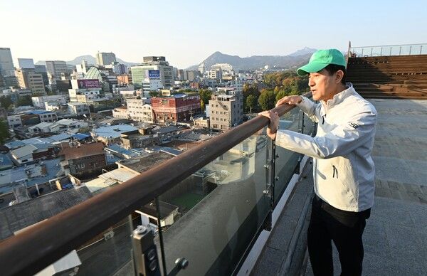 오세훈&nbsp;서울시장이 7일 서울 종로구 세운상가 옥상에서 열린 세운4구역 재개발 관련 현장 브리핑에서 주변 전망을 살펴보고 있다. [사진=서울시 제공. 재판매 및 DB 금지]