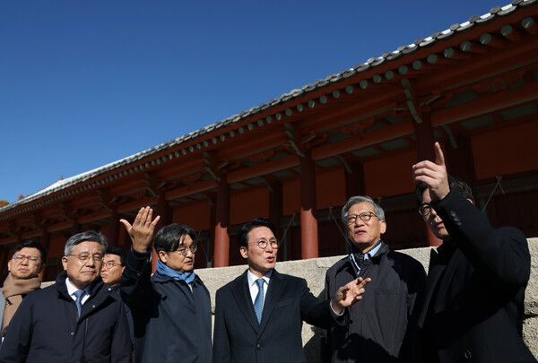 김민석&nbsp;국무총리가 10일 서울시의 종묘 앞 고층건물 허용과 관련해 허민 국가유산청장, 유홍준 국립중앙박물관장 등과 함께 종로구 종묘를 방문, 고층건물 재개발 지역의 위치를 확인하고 있다. [사진=연합뉴스]