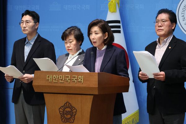 국민의힘 소속 국회 법제사법위원회 의원인 박준태(왼쪽부터)·조배숙·나경원·송석준 의원이 9일 서울 여의도 국회 소통관에서 검찰의 대장동 개발 비리 사건의 항소 포기에 대한 대통령실 개입 등 '윗선 지시' 의혹을 제기하고 있다. [사진=연합뉴스]