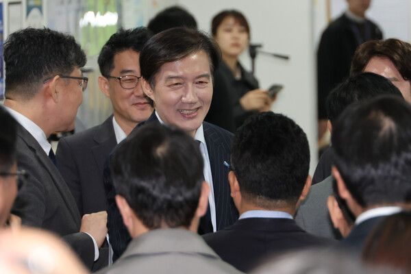 조국혁신당&nbsp;조국&nbsp;비상대책위원장이 10일 서울 여의도 국회 소통관에서 당대표 출마 기자회견을 하기위해 도착해 이전 기자회견을 마친 여당 의원들과 인사하고 있다. 혁신당은 23일 전당대회를 열고 대표와 최고위원 등 새 지도부를 선출한다. [사진=연합뉴스]