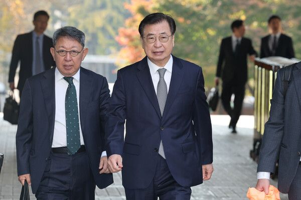 &nbsp;'서해 공무원 피격 사건'을 은폐하려 한 혐의로 재판에 넘겨진 서훈 전 국가안보실장이 지난 5일 서울 서초구 서울중앙지방법원에서 열린 결심공판에 출석하고 있다. [사진=연합뉴스]