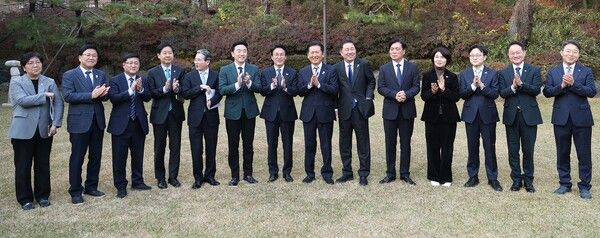 김민석 국무총리가 9일 서울 종로구 총리공관에서 열린 고위당정협의회에서 참석자들과 기념촬영을 하고 있다.왼쪽부터 정은경 보건복지부 장관, 최교진 교육부 장관, 김성환 기후에너지환경부 장관, 구윤철 경제부총리 겸 기획재정부 장관, 김용범 대통령실 정책실장, 강훈식 대통령비서실장, 김 총리, 더불어민주당 정청래 대표, 김병기 원내대표, 조승래 사무총장, 한정애 정책위의장, 김정관 산업통상부 장관, 더불어민주당 허영 원내정책수석부대표, 최기상 정책위 사회수석부의장. [사진=연합뉴스]