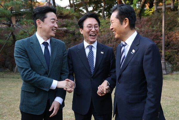 김민석&nbsp;국무총리(가운데)가 9일 서울 종로구 총리공관에서 열린 고위당정협의회에서 강훈식 대통령 비서실장(왼쪽), 더불어민주당 정청래 대표와 손을 잡고 있다. [사진=연합뉴스]