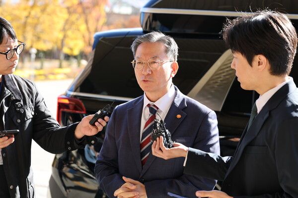 정성호&nbsp;법무부 장관이 10일 오전 정부과천청사 법무부로 출근하며 검찰의 '대장동 항소 포기' 결정과 관련한 입장을 밝히고 있다. [사진=연합뉴스]