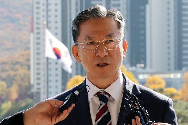 정성호&nbsp;법무부 장관이 10일 오전 정부과천청사 법무부로 출근하며 검찰의 '대장동 항소 포기' 결정과 관련한 입장을 밝히고 있다. [사진=연합뉴스]