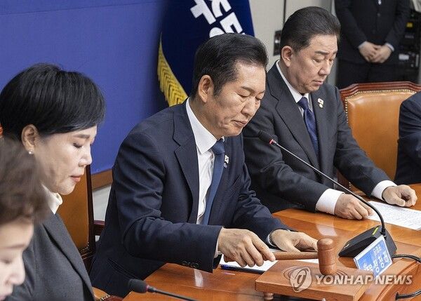 더불어민주당 정청래 대표가 10일 국회에서 열린 최고위원회의에서 회의시작 의사봉을 두드리고 있다. [사진=연합뉴스]
