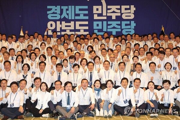 민주당 정청래 대표와 김병기 원내대표가 10일 경기 광주시 곤지암리조트에서 열린 '2025 전국지역위원장 워크숍'에서 지역위원장 등 참석자들과 함께 기념촬영 하고 있다 [사진=연합뉴스]