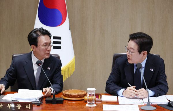 이재명 대통령과&nbsp;김민석&nbsp;국무총리가 11일 용산 대통령실에서 열린 국무회의에서 회의 공개 범위에 대해 조율하고 있다. [사진=연합뉴스]
