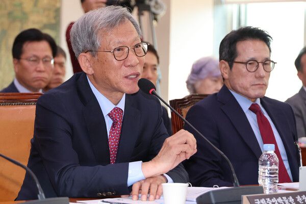 유홍준&nbsp;국립중앙박물관장이 지난 달 22일 서울 여의도 국회에서 열린 문화체육관광위원회의 국립중앙박물관, 국립중앙도서관 등에 대한 국정감사에서 위원 질의에 답하고 있다. [사진=연합뉴스]