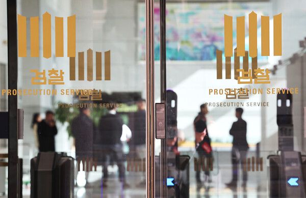 &nbsp;검찰의 대장동 개발 비리사건&nbsp;항소&nbsp;포기와 관련해 일선 검사장들이 노만석 검찰총장 권한대행에게 '항소포기&nbsp;지시경위·근거' 등 상세 설명을 요구하는 입장문을 낸 10일 서울 서초구 대검찰청 로비에 직원들이 있다. [사진=연합뉴스]