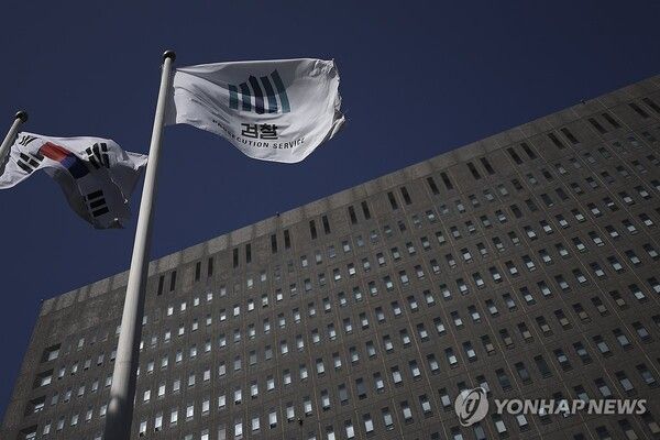 검찰이 지난 7일 대장동 비리 혐의로 실형을 선고받은 민간업자 김만배씨 등 피고인 5명에 대한 항소 포기를 결정하자 거센 후폭풍이 일고 있다 [사진=연합뉴스]