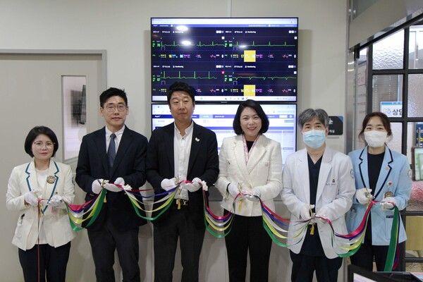 동탄시티병원과 대웅제약, 씨어스테크놀로지 임직원이 씽크가 설치된 병동에서 기념사진을 찍고 있다./사진=대웅제약