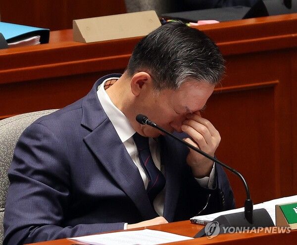 정성호 법무부 장관이 11월 12일 국회에서 열린 예산결산특별위원회 전체회의에 출석해 눈가를 만지고 있다. 정 장관은 이날 대장동 사건 재판에 대한 검찰의 항소 포기와 관련해 