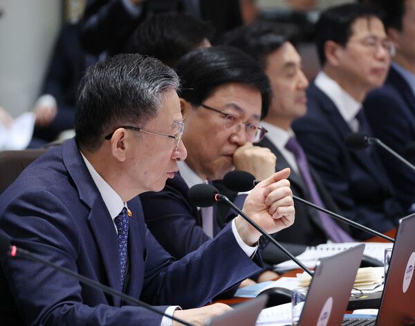 정성호 법무부 장관이 11일 용산 대통령실에서 열린&nbsp;국무회의에서 혐오발언에 대한 대응 방안 부처 보고를 하고 있다. [사진=연합뉴스]