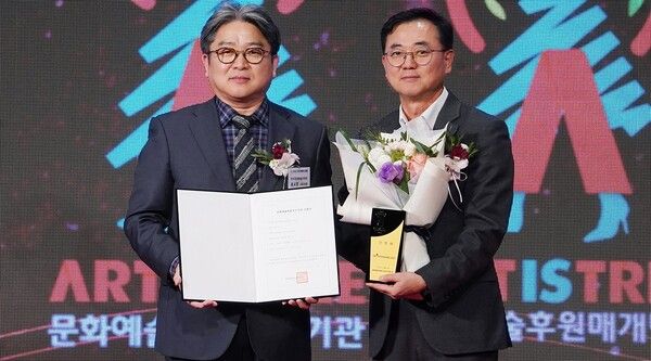 사진설명: HS효성첨단소재가 11일 '2025 문화예술후원우수기관'에 신규 선정됐다. (HS효성 최형식 커뮤니케이션실 상무(오른쪽), 한국문화예술위원회 송시경 사무처장(왼쪽)) [사진=HS효성첨단소재]