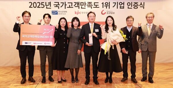 이환주 KB국민은행장(왼쪽에서 5번째)과 임직원들이 기념촬영을 하고 있다.[사진=국민은행]