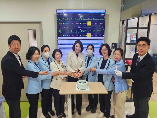 동탄시티병원과 대웅제약, 씨어스테크놀로지 임직원이 씽크 도입 기념 케이크 커팅식을 하고 있다./사진=대웅제약