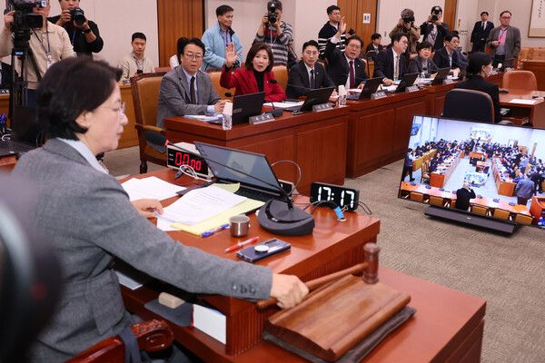 11일 서울 여의도 국회에서 열린 법제사법위원회 전체회의에서 추미애 위원장이 정회를 선포하고 있다. 이날 국민의힘 소속 위원들은 대장동 사건 항소 포기와 관련해 정성호 법무부 장관이 출석하지 않은 것에 대해 항의했다.