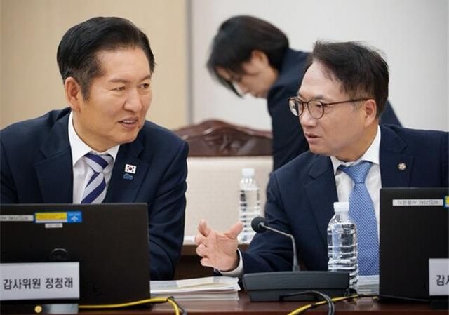 박선원 더불어민주당 의원이 10월 14일 합동참모본부에 대한 국회 국방위원회 국정감사에서 정청래 더불어민주당 대표와 긴밀히 논의하고 있다. [사진=박선원 의원실]