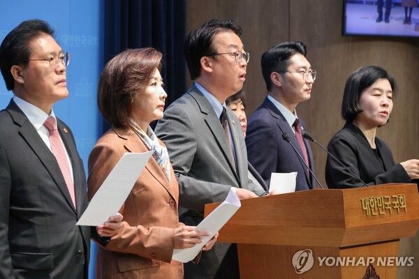 국회 법제사법위원회 소속 국민의힘 의원들이 13일 서울 여의도 국회 소통관에서 최근 대장동 사건 재판에 대한 검찰의 항소 포기와 관련해 형사소송법 개정안 발의 기자회견을 하고 있다. [사진=연합뉴스]