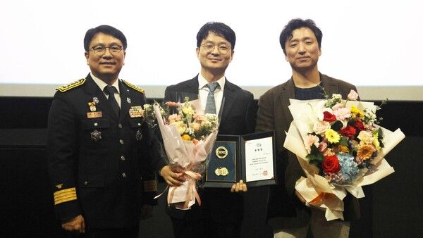 제63주년 소방의 날, 전기차 충전소 화재 예방 공로로 경기도지사 표창을 받은 GS칼텍스 전지훈 Network Value-up 팀장(오른쪽)과 조도현 M&M기획 부문장(가운데). 김중양 용인서부소방서장(왼쪽)이 시상했다.