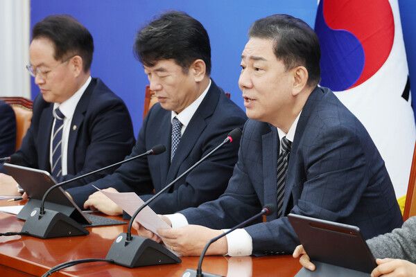 더불어민주당 김병기 원내대표가 13일 서울 여의도 국회에서 열린 원내대책회의에서 발언하고 있다.[사진=연합뉴스]
