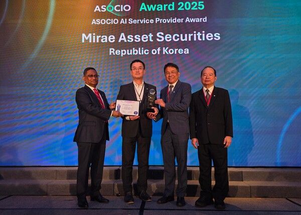 [사진=미래에셋증권이 11일 개최된 'ASOCIO 어워드 2025'에서 'AI Service Provider Award'을 수상한 가운데, (좌측부터) ASOCIO Abdullah Kafi 명예회장, 미래에셋증권 박홍근 IT부문대표(부사장), Deputy Supak Lailert Chairman(부회장), ASOCIO Bunrak Saraggananda 명예회장이 기념사진을 촬영하고 있다. (미래에셋증권 제공)]