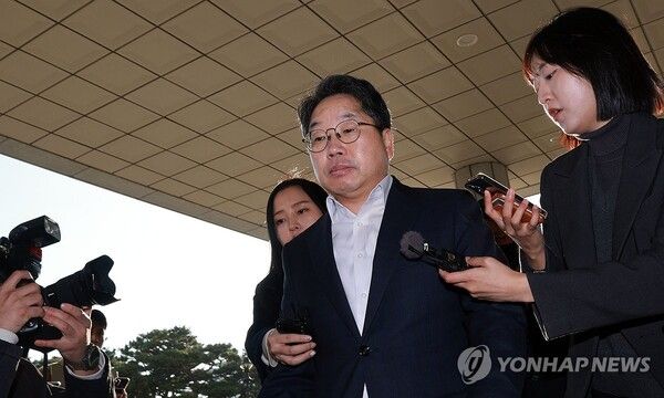 노만석 검찰총장 직무대행이 12일 서울 서초구 대검찰청으로 출근하고 있다 [사진=연합뉴스]