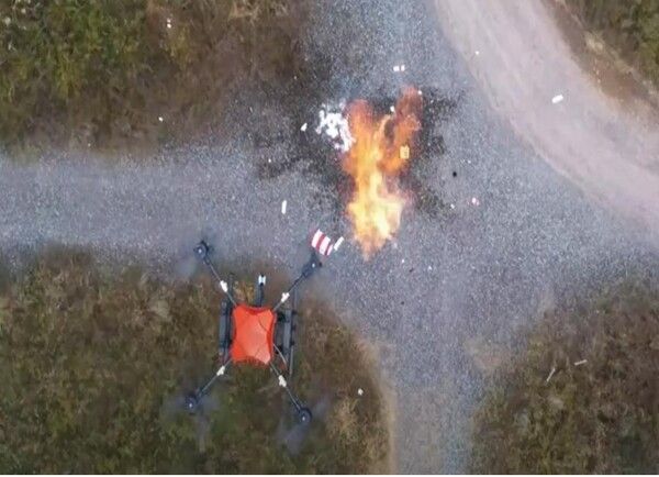 국내서 개발된 소방드론이 화재현장에 소화탄을 투하하는 훈련을 실행하기 위해 이동하고 있다. [사진=드론업체 제공]