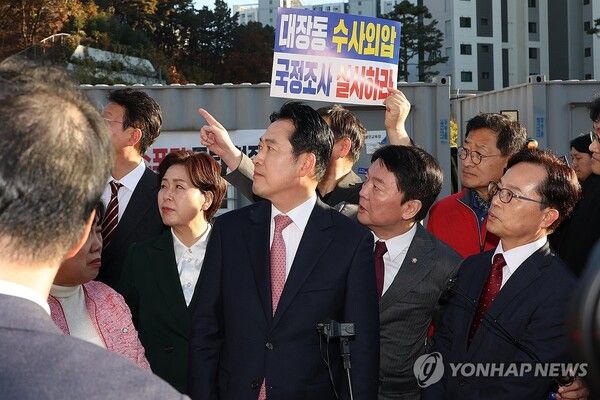 국민의힘&nbsp;장동혁&nbsp;대표와 안철수 의원을 비롯한 의원들이 14일 경기 성남시 분당구 대장동 사회기반시설 건설현장을 둘러보며 주민들의 의견을 듣고 있다. [사진=연합뉴스]