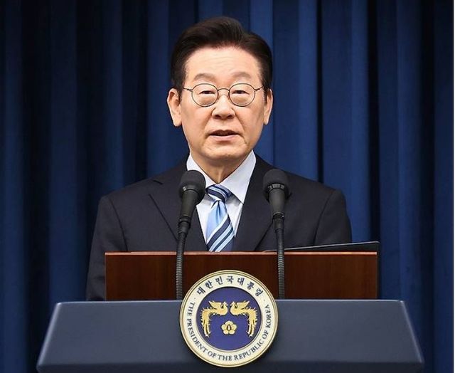 이재명 대통령이 14일 서울 용산 대통령실에서 한미 관세·안보 협상 '조인트 팩트시트'(공동 설명자료) 최종 합의를 발표하고 있다. [사진=연합뉴스]