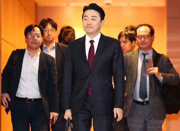 대통령 전략경제협력 특사로 임명된&nbsp;강훈식&nbsp;대통령 비서실장이 13일 아랍에미리트(UAE) 아부다비로 출국하기 위해 인천국제공항 제1여객터미널 출국장에 들어서고 있다. [사진=연합뉴스]